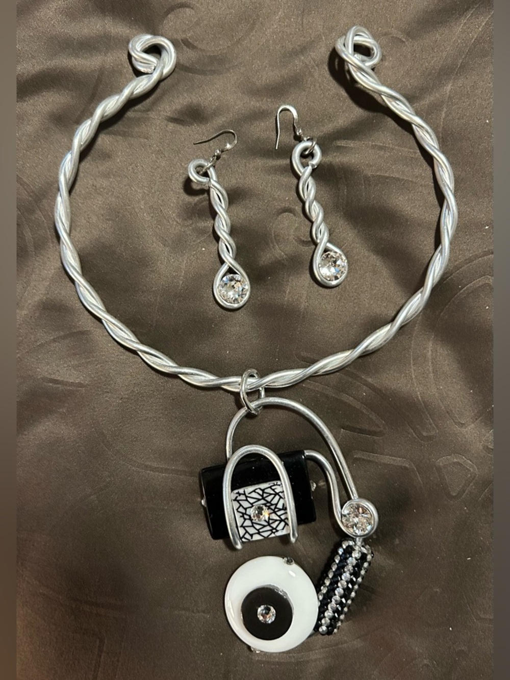 Silver-Tone Twisted Necklace and Drop Earrings Set with Black & White Pendant